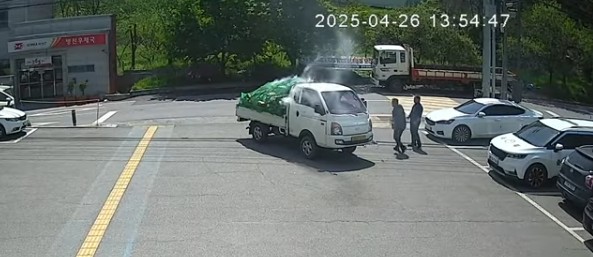 경찰관들이 지난달 26일 충남 천안 병천동면파출에서 적재함에 불이 난 트럭에 소화기를 쏘며 불을 끄고 있다. 경찰청 유튜브 캡처