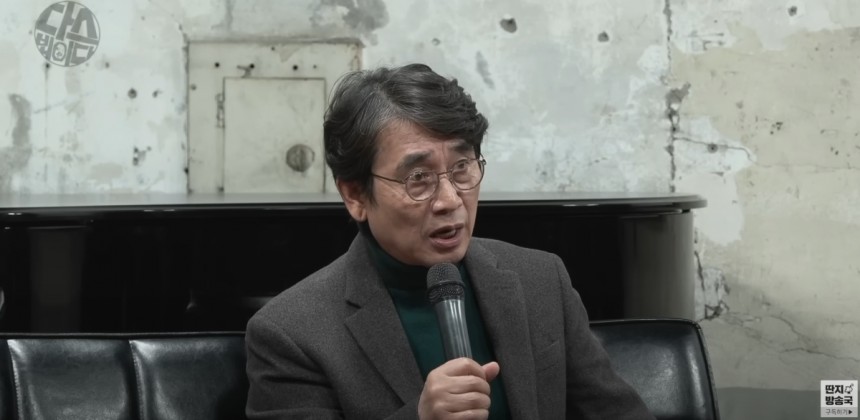 유시민 전 노무현재단 이사장이 지난 28일 공개된 유튜브 '김어준의 다스뵈이다'에 출연해 발언하고 있다. '김어준의 다스뵈이다' 유튜브 영상 캡처.