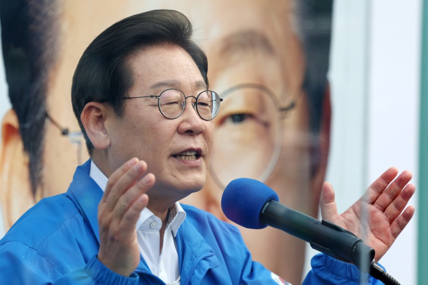 더불어민주당 이재명 대선 후보가 29일 서울 송파구 잠실종합운동장 광장에서 열린 강동구·송파구 집중 유세에서 지지를 호소하고 있다. 공동취재사진
