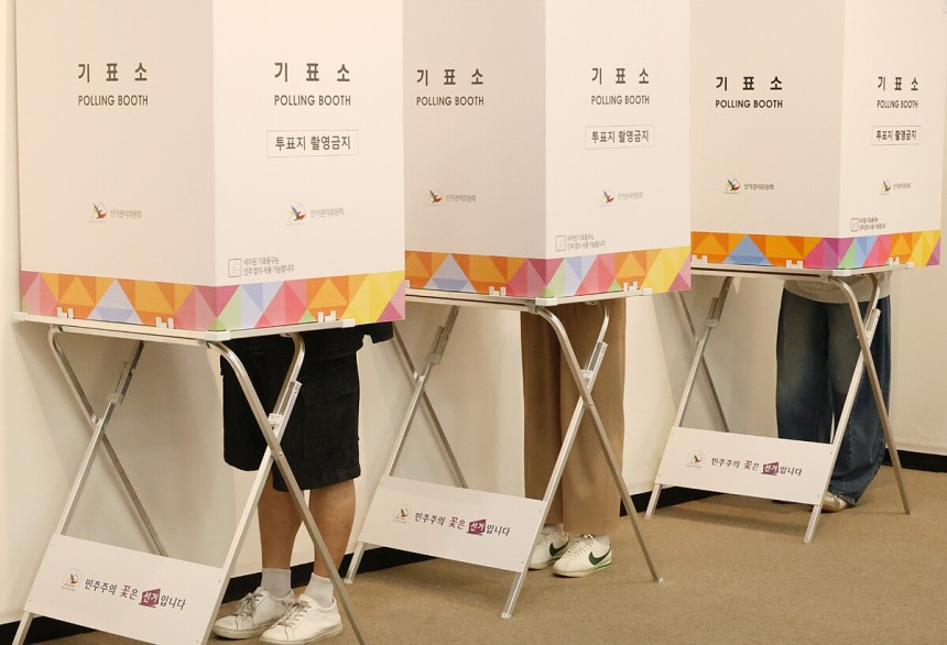 21대 대통령선거 사전투표소에서 유권자들이 투표하고 있다. 기사의 이해를 돕기 위한 이미지로 기사 내용과 직접 관련 없습니다. 연합뉴스