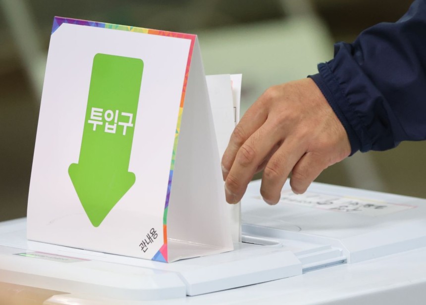 6월 3일 대선 사전투표 둘째 날인 30일 부산 수영 동원로얄듀크 101동 지하 휘트니스센터에 마련된 사전투표소에서 유권자들이 한표를 행사하고 있다. 연합뉴스