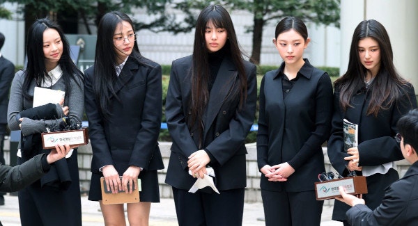 법원 “<b>뉴진스</b>, <b>독자활동</b> 1회당 10억씩 어도어에 <b>배상</b>해야”