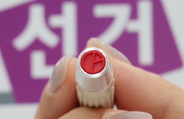 [포토 카페] 손끝에 담긴 민주주의