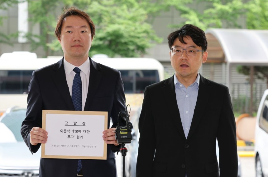 하헌휘(오른쪽) 개혁신당 공명선거본부 부본부장과 정재원 변호사가 31일 서울 영등포경찰서에서 더불어민주당 등을 무고 혐의로 고발하며 취지를 밝히고 있다. 뉴시스