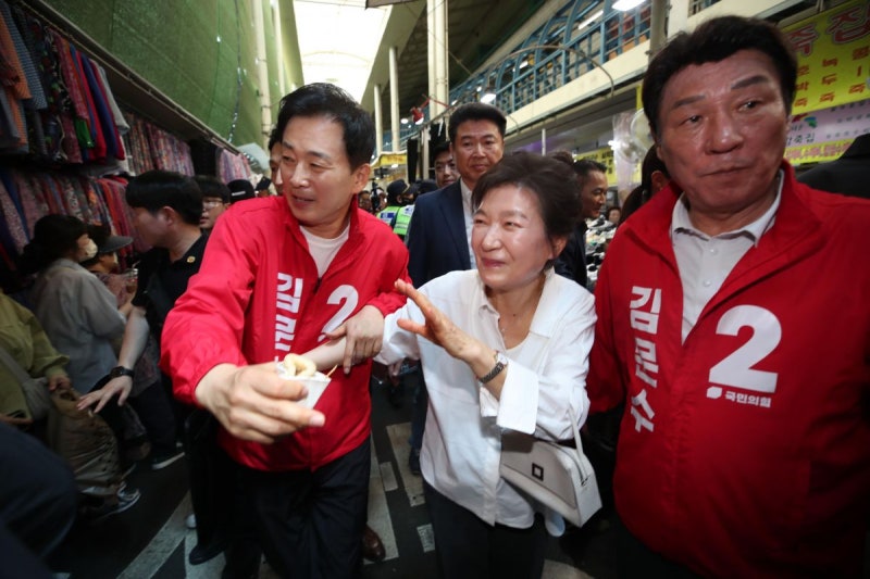 <b>박근혜</b>, <b>대구 서문시장 방문</b> “저를 보고 싶다는 말씀에 가슴 뭉클”
