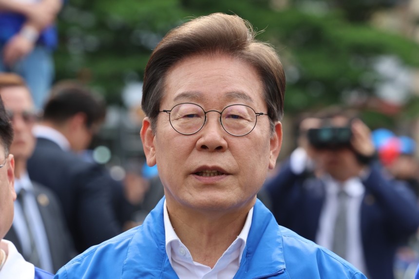 이재명 더불어민주당 대선 후보가 31일 충북 청주 오창프라자 앞 광장에서 집중유세를 마치고 취재진 질문에 답하고 있다. 연합뉴스