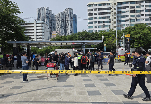 지난 31일 서울 지하철 5호선 열차 안에서 방화로 인해 승객들이 지하터널을 통해 대피하는 사건이 발생했다. 사진은 화재로 인해 대피한 승객들의 모습. 영등포소방서 제공