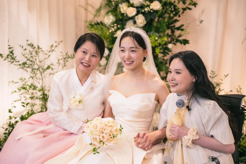 결혼식장 신부대기실에서 김 작가가 동생, 어머니와 함께 기념촬영하는 모습. 김 작가 인스타그램 캡처
