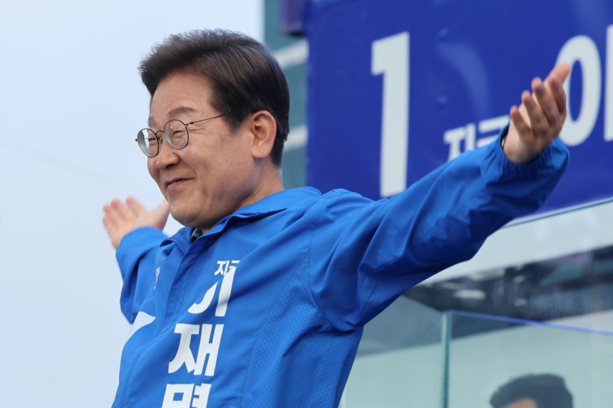이재명 더불어민주당 대선 후보가 선거를 이틀 앞둔 1일 부산광역시 부산역광장에서 유세장을 가득 메운 시민들을 향해 인사하고 있다. 연합뉴스 