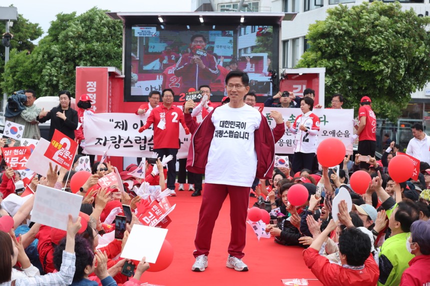 국민의힘 김문수 대선 후보가 2일 오전 제주시 동문로터리에서 유세를 하고 있다. 연합뉴스