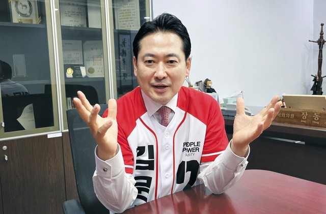 장동혁 국민의힘 중앙선거대책위원회 종합상황실장이 1일 국회 의원회관에서 국민일보와 인터뷰하고 있다. 장 실장은 “김문수 대선 후보의 삶 자체가 경쟁력”이라고 강조했다. 정우진 기자