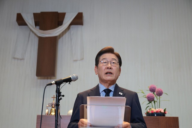 이재명 더불어민주당 대선 후보가 2일 정치를 결심했던 경기도 성남 주민교회에서 기자회견을 열고 질문에 답변하고 있다. 그는 “정치적 고향 성남에서 국민 여러분과 함께 대한민국 미래를 열 것을 약속드린다”고 말했다. 