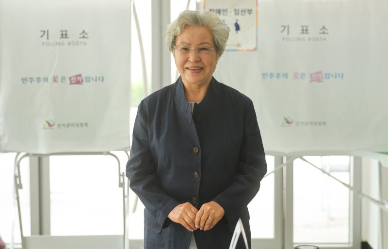 권양숙 여사·<b>이명박</b> 내외도 한표 행사 [포착]