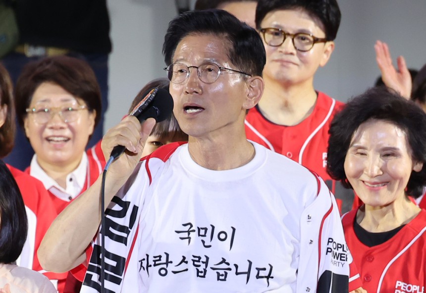 국민의힘 김문수 대선 후보가 2일 서울시청 앞 서울광장에서 열린 피날레 유세에서 발언하고 있다. 연합뉴스