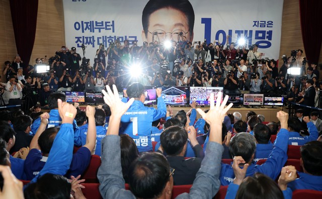이재명 더불어민주당 대선후보의 선거상황실이 차려진 국회의원회관 대회의실에서 출구조사 결과가 이 후보의 우위로 나타나자 당직자들이 환호 하고 있다. 이병주 기자