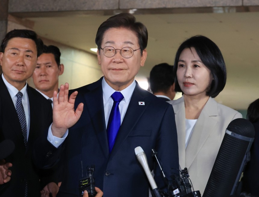  제21대 대통령 선거에서 당선이 확실시되는 더불어민주당 이재명 후보가 3일 밤 인천 계양구 자택을 나서며 주민과 지지자들을 향해 인사하고 있다. 연합뉴스