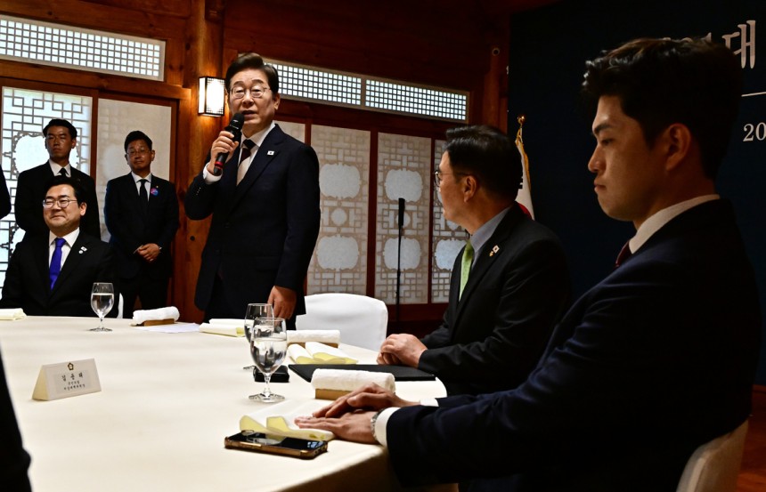 이재명 대통령이 4일 서울 여의도 국회 사랑재에서 열린 제21대 대통령 취임 기념 오찬에 참석해 발언을 하고 있다. 국회사진기자단