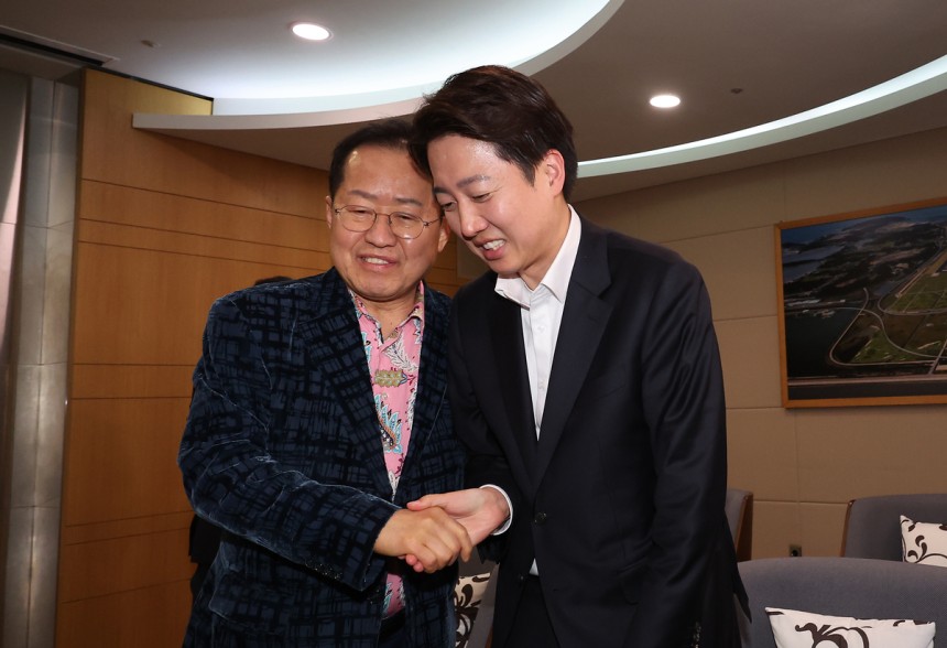 홍준표 전 대구시장이 지난달 10일 인천국제공항 제1여객터미널에서 미국 출국을 앞두고 배웅 온 이준석 개혁신당 의원과 악수하고 있다. 뉴시스