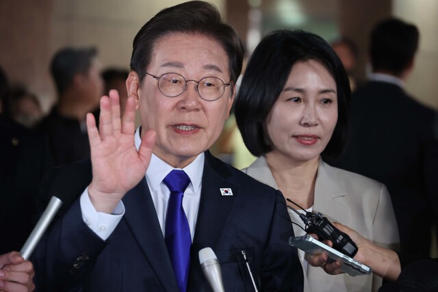 이재명 대통령 당선인이 3일 밤 배우자 김혜경 여사와 함께 인천 계양구 자택을 나서며 주민과 지지자들을 향해 인사하고 있다. 이 당선인은 “우리 국민의 위대한 결정에 경의를 표한다”고 말했다. 인천=윤웅 기자