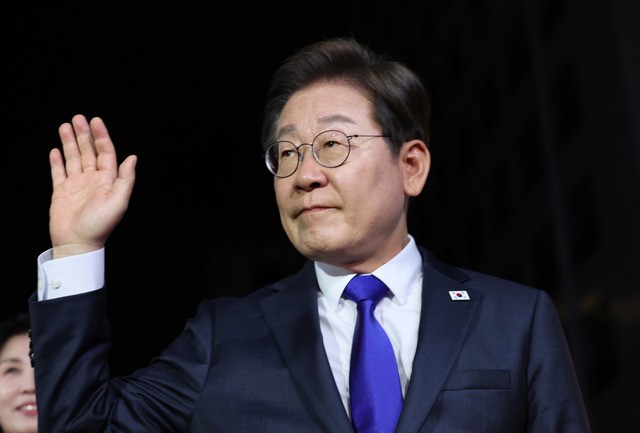 이재명 더불어민주당 대통령 후보가 당선이 확실시된 가운데 4일 서울 여의도 더불어민주당 당사에 들어서며 손을 흔들고 있다. 이병주 기자