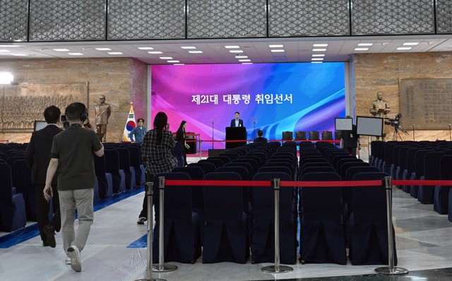 제21대 대통령선거일인 3일 서울 여의도 국회 로텐더홀에서 관계자들이 대통령 취임식 준비를 하고 있다. 신임 대통령은 중앙선거관리위원회가 4일 오전 당선인 결정안을 의결하는 즉시 임기를 시작한다. 취임식은 당일 오후