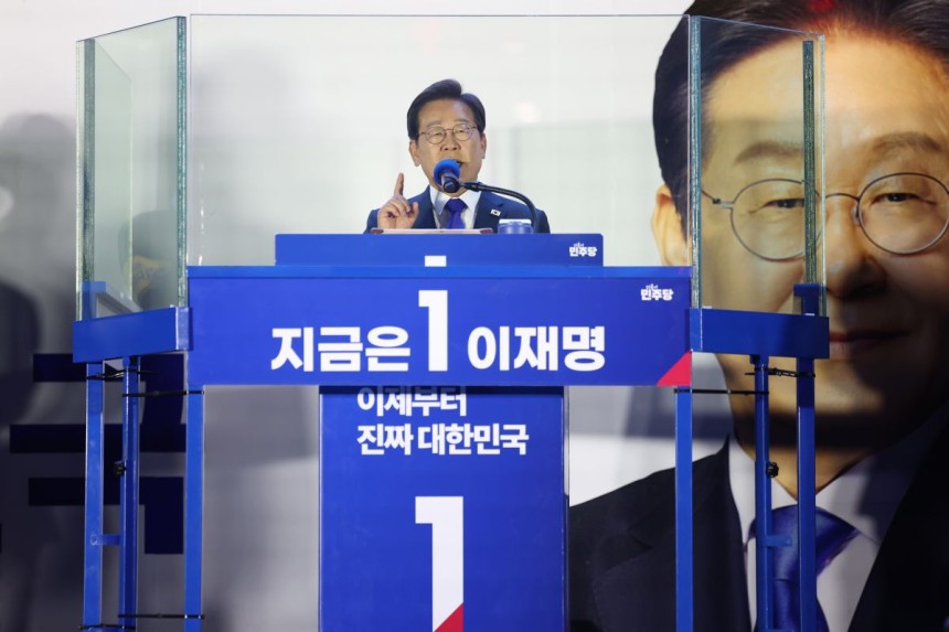 제21대 대통령 당선이 확실시되는 이재명 더불어민주당 대선 후보가 4일 서울 여의도 국회 인근에서 당 주최로 열린 국민개표방송 행사에 참석해 연설하고 있다. 공동취재, 연합뉴스