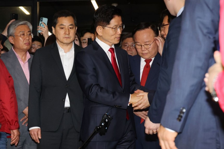 김문수 국민의힘 대선 후보가 4일 기자회견을 마친 뒤 서울 여의도 당사를 떠나고 있다. 연합뉴스