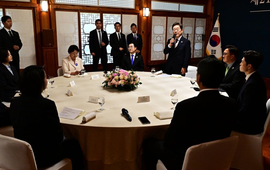 이재명 대통령이 4일 서울 여의도 국회 사랑재에서 열린 제21대 대통령 취임 기념 오찬에 참석해 발언을 하고 있다. 연합뉴스