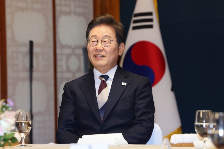 이재명 대통령이 4일 서울 여의도 국회 사랑재에서 열린 제21대 대통령 취임 기념 오찬에 참석해 있다. 연합뉴스