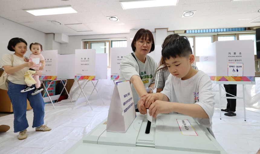 제21대 대통령 선거일인 3일 인천 미추홀구 용현중학교에 마련된 용현5동 제5투표소에서 어린이가 엄마와 함께 투표하고 있다. 연합뉴스