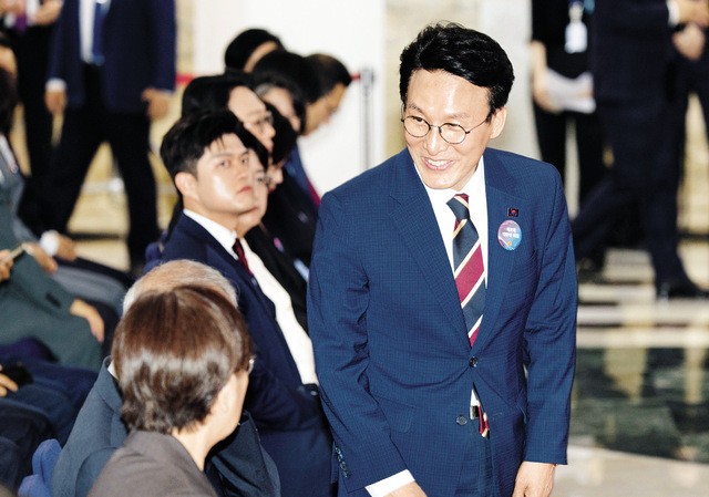 이재명정부 초대 국무총리로 지명된 김민석 의원이 4일 국회의사당 로텐더홀에서 열린 제21대 이재명 대통령 취임선서에 참석하고 있다. 이 대통령은 이날 직접 김 후보자 인선을 발표하며 “풍부한 의정활동 경험과 민생정책