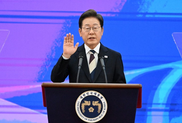 이재명 대통령이 4일 오전 국회 로텐더홀에서 제21대 대한민국 대통령 취임선서를 하고 있다. 이 대통령은 새 정부의 핵심 가치로 '통합'과 '실용'을 제시했다. 인수위 없이 바로 임기를 시작한 이 대통령은 이날 국무