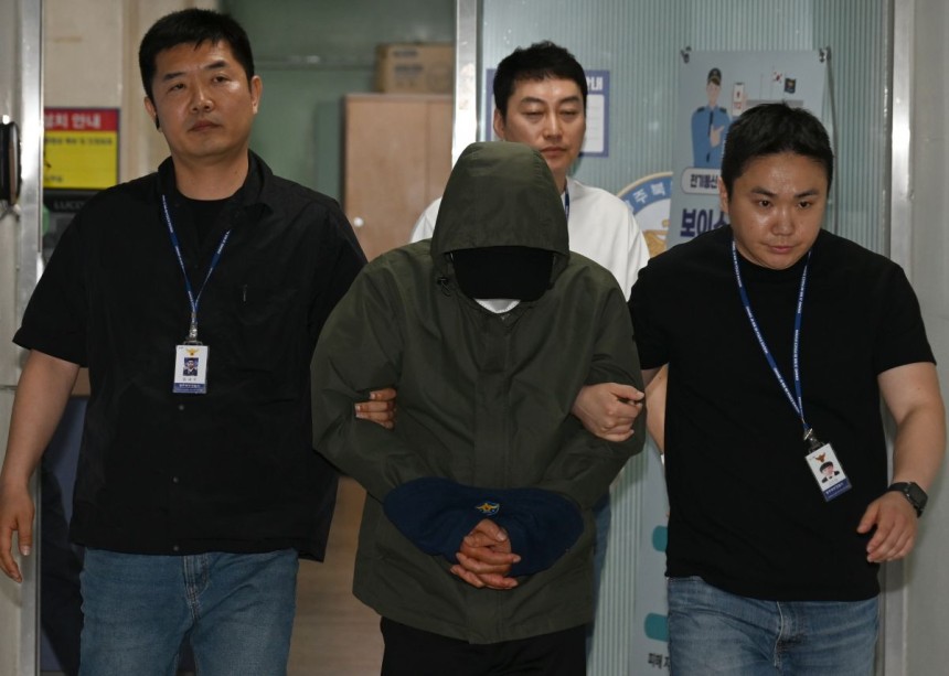 아내와 두 아들을 태운 차량을 몰고 바다로 돌진해 숨지게 한 혐의(살인·자살방조)를 받는 가장 지모(49)씨가 4일 오전 광주 북구 북부경찰서에서 구속 전 피의자 심문(영장실질심사)을 받기 위해 이동하고 있다. 뉴시