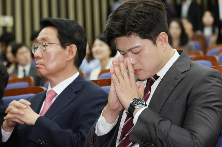 국민의힘 김용태 비상대책위원장이 5일 서울 여의도 국회에서 열린 의원총회에서 생각에 잠겨 있다. 연합뉴스