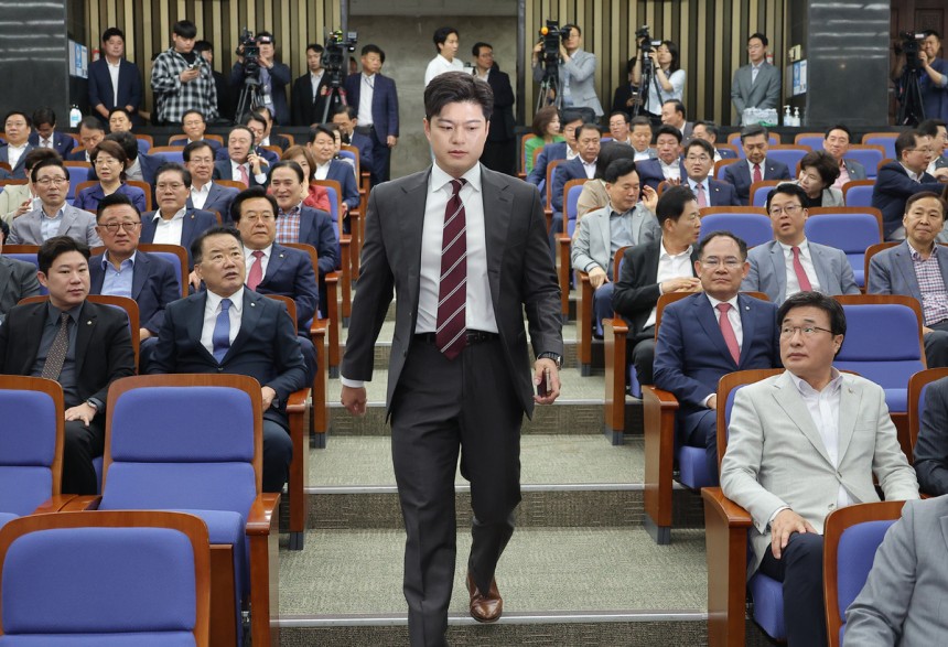 국민의힘 김용태 비상대책위원장이 5일 서울 여의도 국회에서 열린 의원총회에 참석하고 있다. 연합뉴스