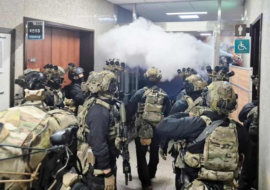 지난해 12월 3일 윤석열 전 대통령이 비상계엄을 선포한 후인 4일 새벽 서울 국회의사당에서 계엄군이 국회 본청으로 진입하고 잇다. 연합뉴스