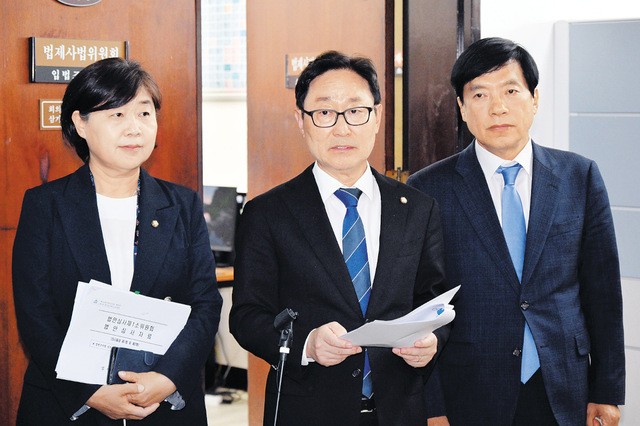박범계 국회 법제사법위원회 법안심사제1소위원장이 4일 국회 법사위 회의실 앞에서 기자들에게 법안 심사 결과를 설명하고 있다. 법안소위는 현재 14명인 대법관 수를 30명으로 늘리는 내용의 법원조직법 개정안을 통과시켰