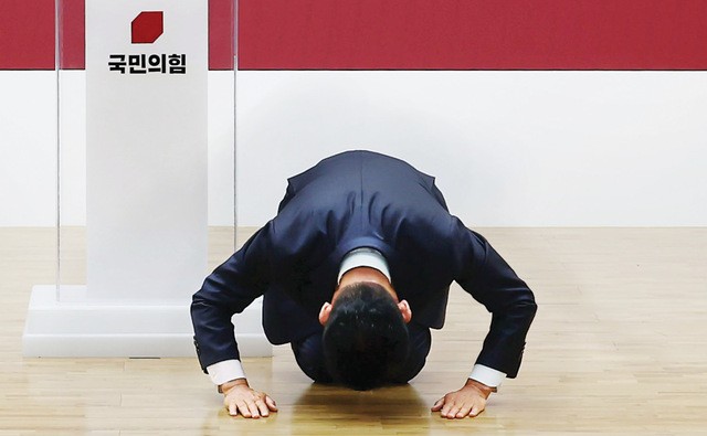 김문수 국민의힘 전 대선 후보가 4일 서울 여의도 당사에서 열린 제21대 대통령선거 중앙선거대책위원회 해단식에서 대선 패배를 사죄하며 큰절을 하고 있다. 김 후보는 비상계엄 조치와 당내 민주주의 후퇴 등에 대해 작심