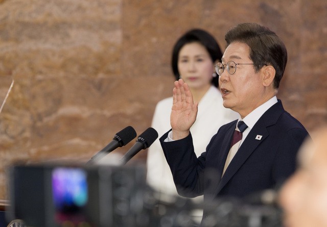 4일 오전 국회의사당 로텐더홀에서 열린 21대 이재명 대통령 취임선서에서 이재명 대통령이 손을 들고 취임선서를 하고 있다. 이병주 기자