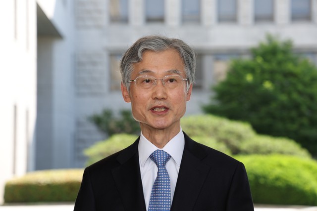 조희대 대법원장이 5일 오전 서울 서초구 대법원으로 출근하며 대법관 증원 법안에 대한 입장을 밝히고 있다. 조 대법원장은 “국민을 위해 가장 바람직한 개편 방향이 무엇인지 계속 국회에 설명할 필요가 있다”고 말했다.