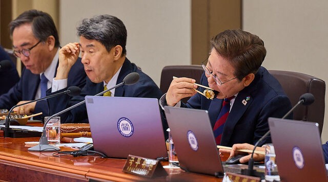 이재명 대통령이 5일 서울 용산 대통령실에서 김밥을 먹으며 첫 국무회의를 주재하고 있다. 강유정 대변인은 이 대통령이 4시간가량 진행된 이날 회의에서 인공지능(AI) 연구개발 관련 과학기술정보통신부 보고에 “행정편의