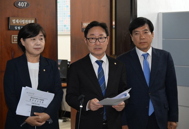 박범계 국회 법제사법위원회 법안심사제1소위원장이 4일 국회 법사위 회의실 앞에서 기자들에게 법안 심사 결과를 설명하고 있다. 법안소위는 현재 14명인 대법관 수를 30명으로 늘리는 내용의 법원조직법 개정안을 통과시켰