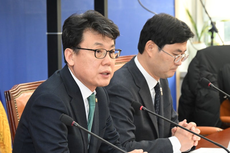 與 <b>진성준</b> “20조 추경 필요…전국민 <b>지원금</b>도 카드에 있어”