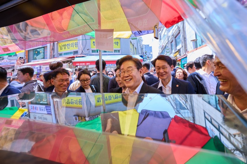 [포토]이<b>대통령</b>, <b>재래시장</b> 깜짝<b>방문</b>…취임 후 시민과 첫 소통 행보