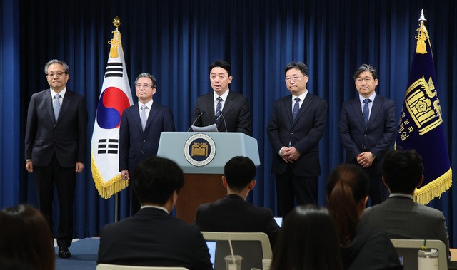 강훈식 대통령 비서실장이 6일 서울 용산 대통령실 청사에서 대통령실 참모 인선을 발표하고 있다. 왼쪽부터 문진영 사회수석, 김용범 정책실장, 강 비서실장, 하준경 경제성장수석, 류덕현 재정기획보좌관. 김지훈 기자