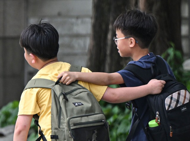 [포토 카페] 맞댄 어깨 속 우정