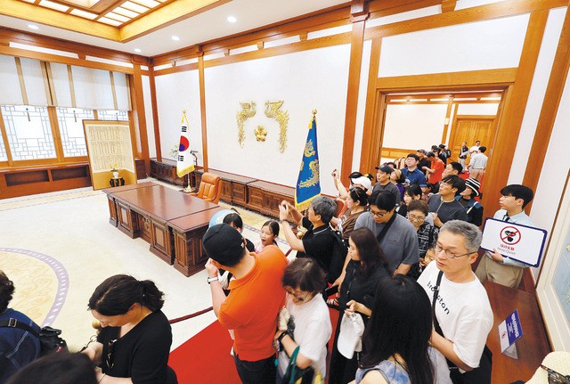 관람객들이 8일 서울 종로구 청와대 본관 대통령 집무실에 줄을 지어 입장하고 있다. 대통령 집무실이 청와대로 이전한다는 소식이 알려지면서 청와대 관람객 수가 급증했다. 연합뉴스