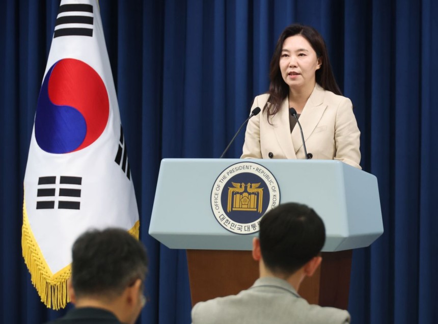 강유정 대통령실 대변인이 8일 서울 용산 대통령실에서 기자회견실 정비 관련 설명을 하고 있는 모습. 연합뉴스