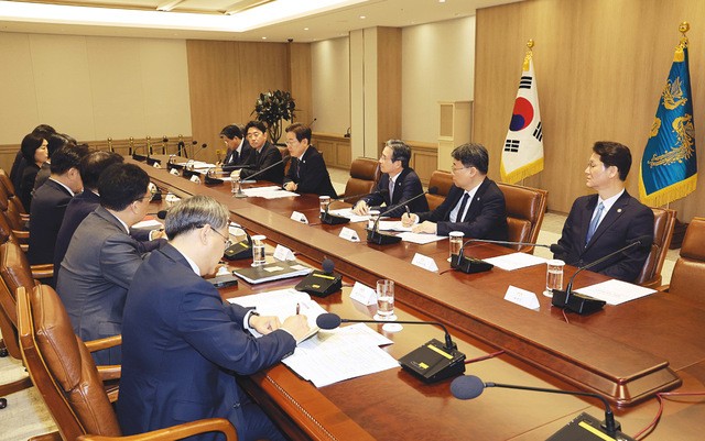 이 대통령 “라면 한 개 2000원 진짜인가… <b>물가</b><b>대책</b> 보고하라”
