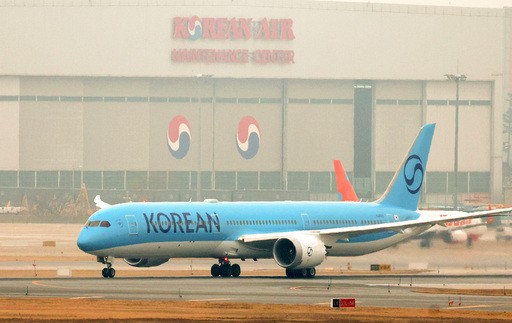 대한항공 새 CI 적용 항공기 KE703이 지난 3월 12일 인천국제공항에서 이륙을 준비하고 있다. 뉴시스